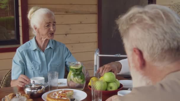 Den Fazla Beyaz Kadının Emeklilik Cemiyetinin Bahçesinde Erkek Arkadaşlarıyla Masada — Stok video