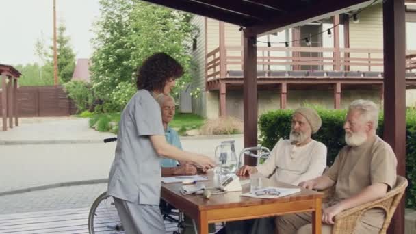 Середній Повний Знімок Жіночої Медсестри Уніформі Несе Лоток Ліками Кладе — стокове відео