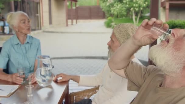 Střední Close Záběr Seniorské Kavkazské Mužské Odchodu Domů Rezidenta Šedivými — Stock video