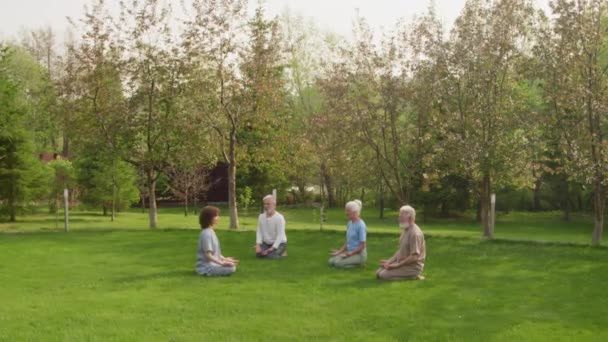 Brede Beelden Van Vrouwelijke Bejaardentehuis Verpleegster Drie Senior Bewoners Samen — Stockvideo