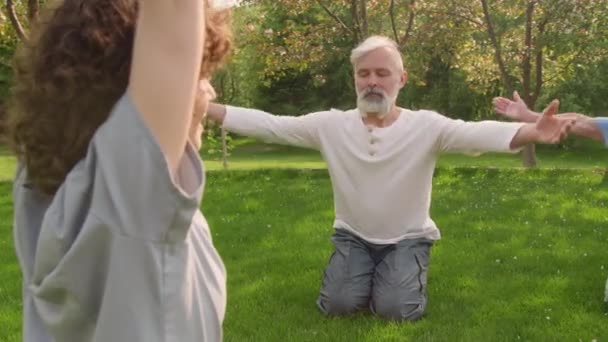 Volledige Shot Van Oudere Blanke Man Zittend Groen Gazon Het — Stockvideo