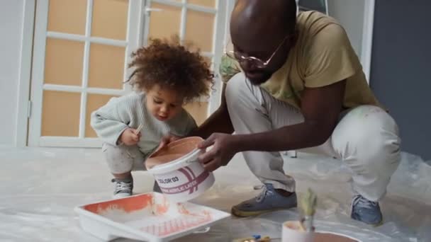 Ruční Střední Záběry Biracial Holčička Sleduje Její Africký Americký Táta — Stock video