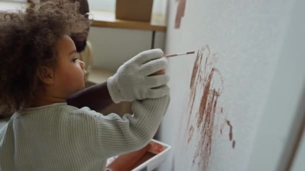 Side Footage Caring Daddy Teaching His Cute Little Daughter Draw — Stock Video