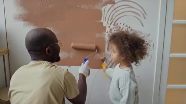Задние Кадры Афроамериканского Отца Маленькой Милой Бирасиал Дочь Картина Стены — стоковое видео