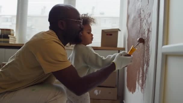 Boční Záběry Starostlivý Africký Americký Otec Pomáhá Jeho Biracial Dítě — Stock video