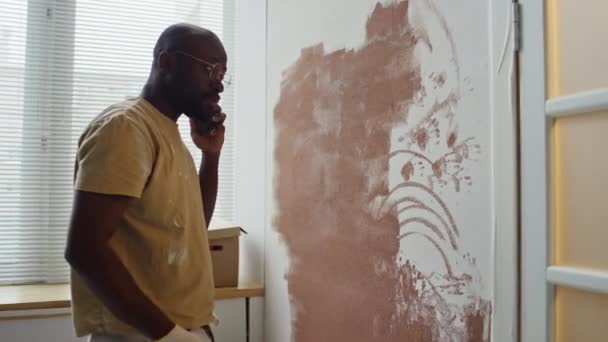 Бічні Кадри Чорношкірого Чоловіка Який Робить Телефонний Дзвінок Під Час — стокове відео