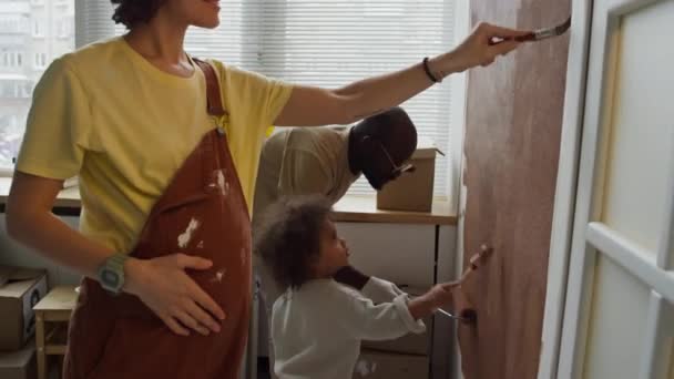 아프리카계 미국인 남편과 Biracial 미래의 보육원에서 즐기는 긍정적인 코카서스 여성의 — 비디오
