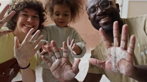 家庭装修过程中 多民族快乐家庭的中像在镜头前和微笑中显示出污迹斑斑的手掌 — 图库视频影像