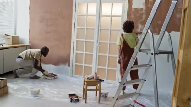 Tylne Pełne Nagranie Różnych Żona Mąż Malowanie Ściany Brązowe Pomocą — Wideo stockowe