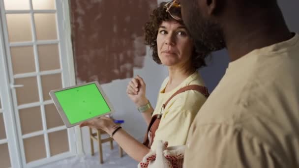 Beyaz Kadının Afrikalı Amerikalı Kocasına Evdeki Dijital Tablette Yeşil Renkli — Stok video