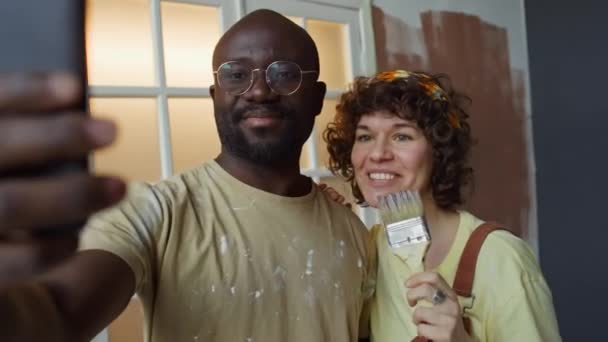 Mellkas Fel Kézi Felvétel Változatos Házaspár Fényképezés Okostelefon Pózol Ecset — Stock videók