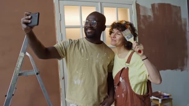 Filmagem Lateral Marido Afro Americano Feliz Esposa Caucasiana Posando Tirando — Vídeo de Stock