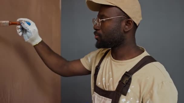 Side Tilt Footage Serious Diligent Black Repairman Cap Workwear Painting — Stock Video