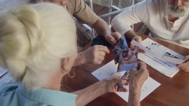 Vysokoúhlé Záběry Tří Rezidentů Domově Důchodců Sedících Kolem Stolu Starší — Stock video