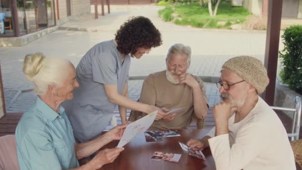 Střední Záběr Tří Starších Mužů Žen Ošetřovatelky Sedících Venku Stolu — Stock video