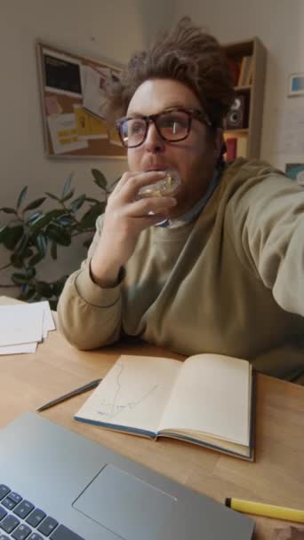 Kıvırcık Saçlı Gözlüklü Şirket Ofisindeki Masasında Oturan Yeri Eşyalar Evrak — Stok video