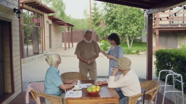 Střední Snímek Staršího Muže Ženy Sedících Venku Stolu Domově Důchodců — Stock video