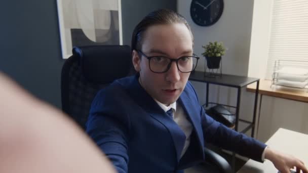 Medelhög Vinkel Ugc Selfie Skott Pedantisk Manlig Anställd Företag Med — Stockvideo