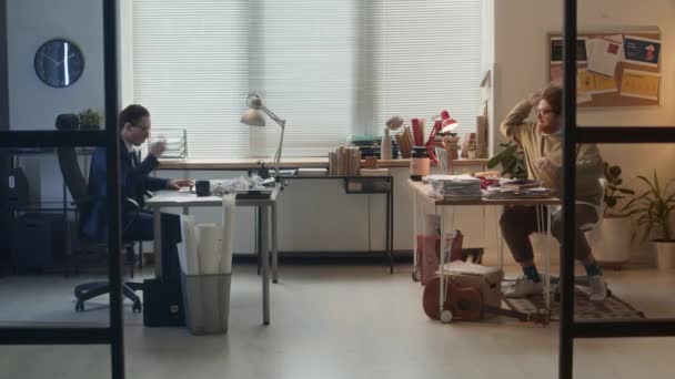 Полный Снимок Перфекциониста Корпоративного Работника Костюме Чокнутого Коллеги Сидящего Партами — стоковое видео