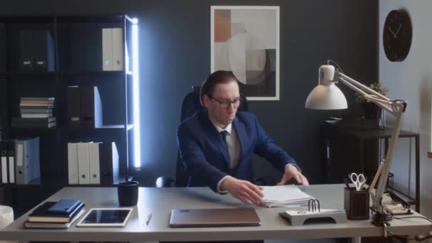 Medium Full Portrait Footage Caucasian Male Corporate Employee Suit Óculos — Vídeo de Stock