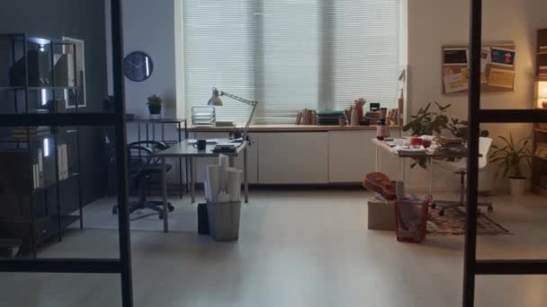 Πλήρης Zoom Shot Του Εταιρικού Γραφείου Δύο Διαφορετικούς Χώρους Εργασίας — Αρχείο Βίντεο