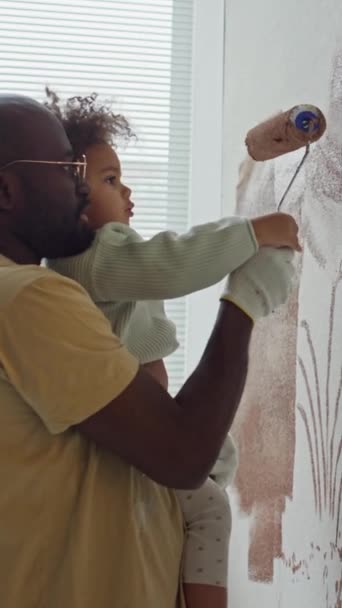 Vertikale Seitenaufnahmen Eines Afroamerikanischen Mannes Der Seine Kleine Birassische Tochter — Stockvideo