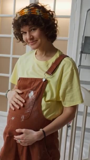 Retrato Vertical Una Mujer Caucásica Embarazada Sonriente Posando Acariciando Barriga — Vídeo de stock