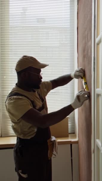 Vertikale Seitenaufnahmen Eines Afroamerikanischen Reparaturarbeiters Mit Mütze Der Einer Renovierten — Stockvideo