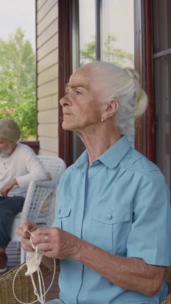 Середній Вертикальний Знімок Старенької Кавказької Жінки Сидить Кріслі Терасі Пенсійному — стокове відео