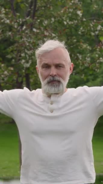 Colpo Medio Verticale Anziano Caucasico Con Capelli Grigi Barba Che — Video Stock