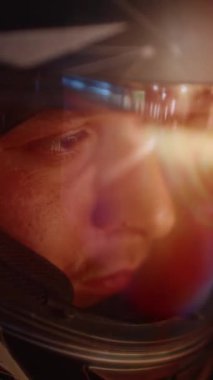 Hız yarışması sırasında yarış pistini gözetleyen konsantre erkek yarışçının dikey yan görüntüsü