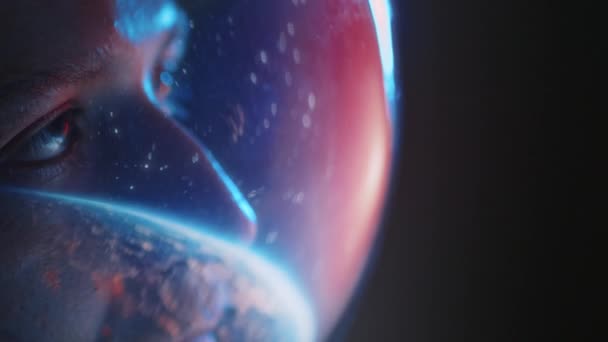 Boční Extrémní Detailní Záběr Mužského Bělocha Kosmonauta Rozhlížející Kolem Užívající — Stock video
