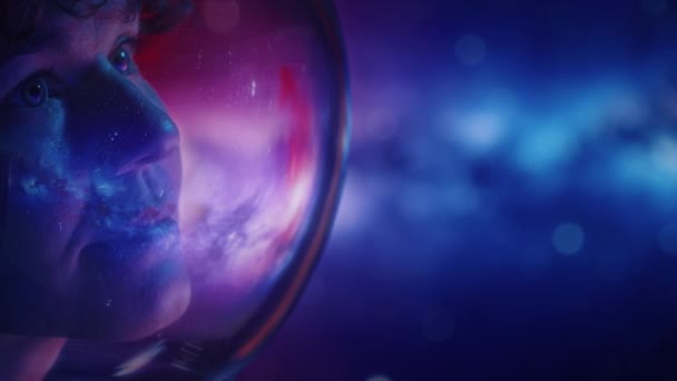 Beyaz Kadın Kozmonotun Uzay Güzelliğinden Etkilendiği Yakın Plan Çekimleri Samanyolu — Stok video