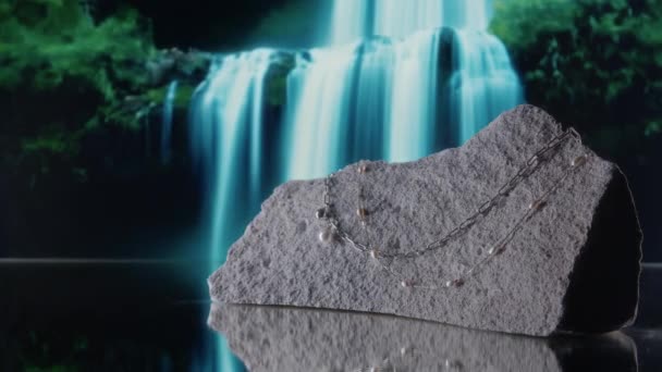 滝の背景 宝石の広告が付いているスタジオのスポンジの立場か人工的な石に真珠が付いている優雅なチェーンレットの閉鎖の人々 — ストック動画