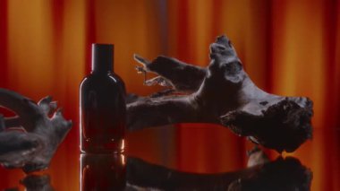 Hiç kimse soyut çizgili kırmızı arka planda, yaşlanma karşıtı küçük bir şişe serum yağı ya da losyon kullanmıyor. Güzellik ürünlerinin reklamını yapıyorlar.