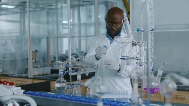 Mittlere Bogenaufnahme Eines Afroamerikanischen Forschers Weißem Mantel Handschuhen Und Brille — Stockvideo