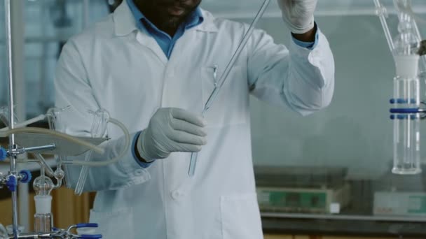 Gesneden Tussenschot Van Afro Amerikaanse Mannelijke Laboratoriumtechnicus Witte Jas Handschoenen — Stockvideo