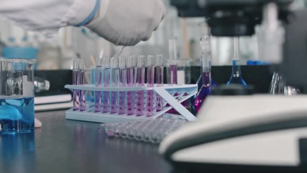 Szczelne Ujęcie Dłoni Biochemicznego Technika Laboratoryjnego Rękawiczkach Dodatkiem Kropli Odczynnika Wideo Stockowe