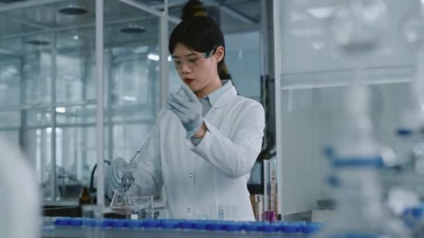 Taille Shot Van Jonge Chinese Vrouwelijke Laboratoriummedewerker Die Roze Chemisch — Stockvideo