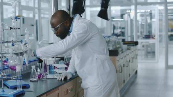 Średni Pełny Materiał Filmowy Afroamerykańskiego Chemika Pracującego Laboratorium Opracowującego Nowe Klip Wideo