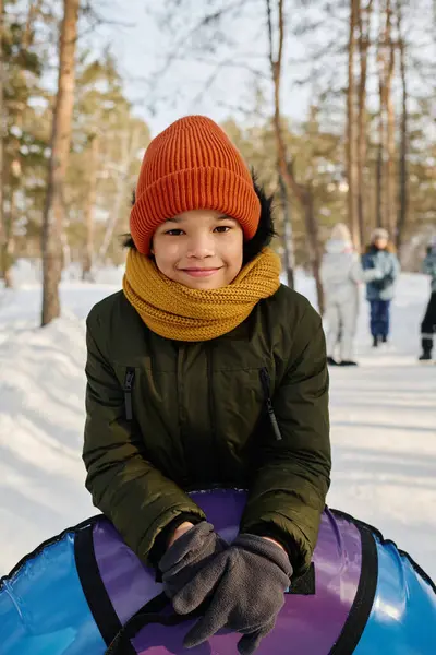 Ευτυχισμένο Χαριτωμένο Αγόρι Φορώντας Ζεστό Πλεκτό Μαντήλι Σκουφί Και Μαύρο Εικόνα Αρχείου