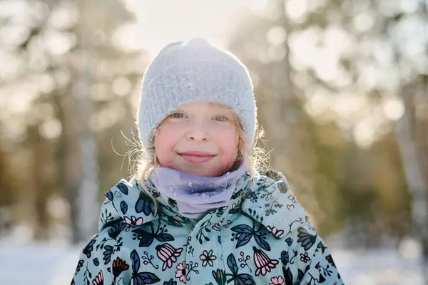 快乐的年轻姑娘 金发碧眼 在自然环境中 站在相机前 享受冬日的周末或假期 图库图片