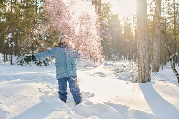Extatische Jongen Blauw Warme Winterkleding Staan Snowdrift Park Bos Gooien Stockfoto