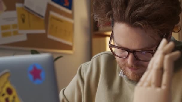Medium Close Footage Eccentric Male Office Worker Glasses Sitting Desk — Stock Video