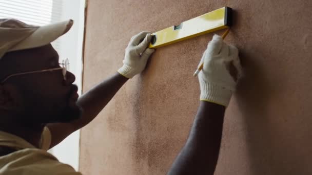 Evin Tadilatı Sırasında Rafta Asılı Kalmadan Önce Kapaklı Siyah Tamircinin — Stok video