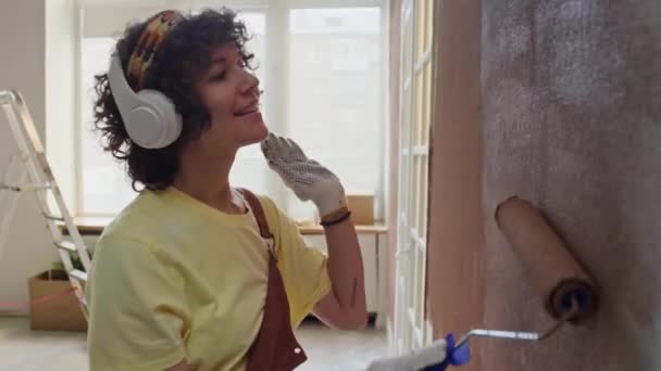Πλαϊνό Στήθος Μέχρι Πλάνα Καυκάσια Γυναίκα Ακουστικά Που Χορεύουν Μουσική — Αρχείο Βίντεο