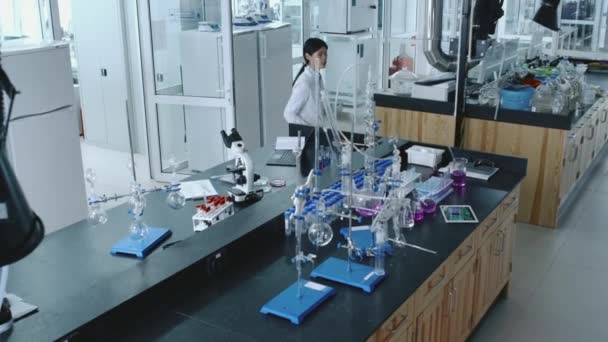 Teljes Nagylátószögű Felvétel Ázsiai Női Alkalmazott Kutatási Vegyi Laboratórium Dolgozik — Stock videók