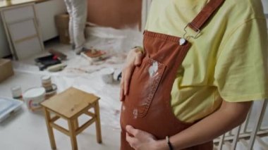 Kafkasyalı mutlu bir annenin karnını okşarken, bebek bakıcılığı yaparken, gelecekteki çocuklarıyla ilgilenirken, kocasının yeniden biçimlendirdiği görüntüler.