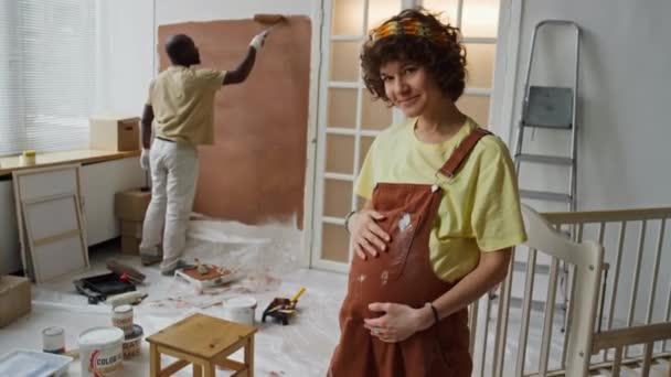 Retrato Una Mujer Caucásica Embarazada Sonriente Posando Acariciando Barriga Mirando — Vídeo de stock