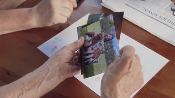 Detailní Záběry Rukou Nerozpoznatelných Seniorů Sedících Kolem Stolu Sledujících Fotky — Stock video